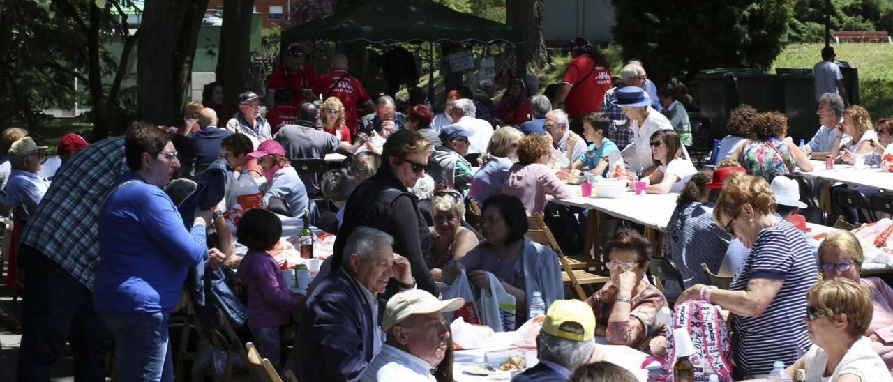 Participantes en una paellada organizada en 2019 por los vecinos ligados al polígono de La Magdalena. | M. V.