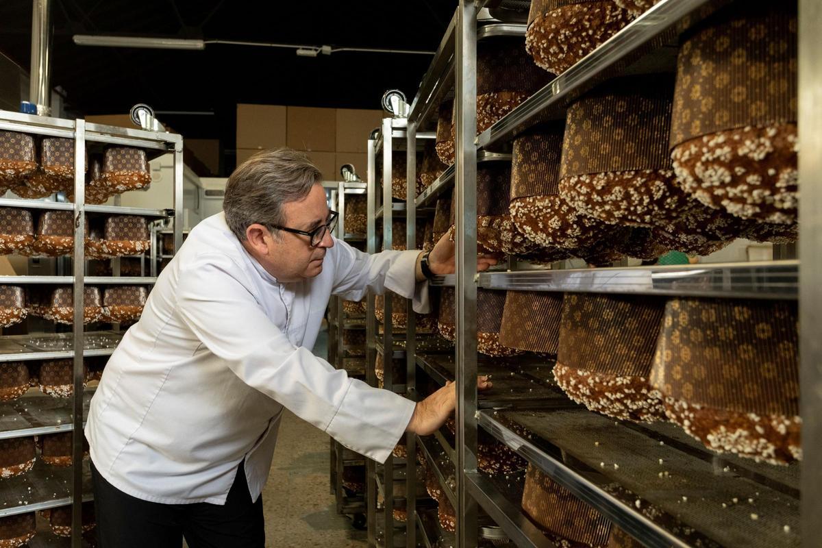 Raúl Asencio en su obrador de Aspe.