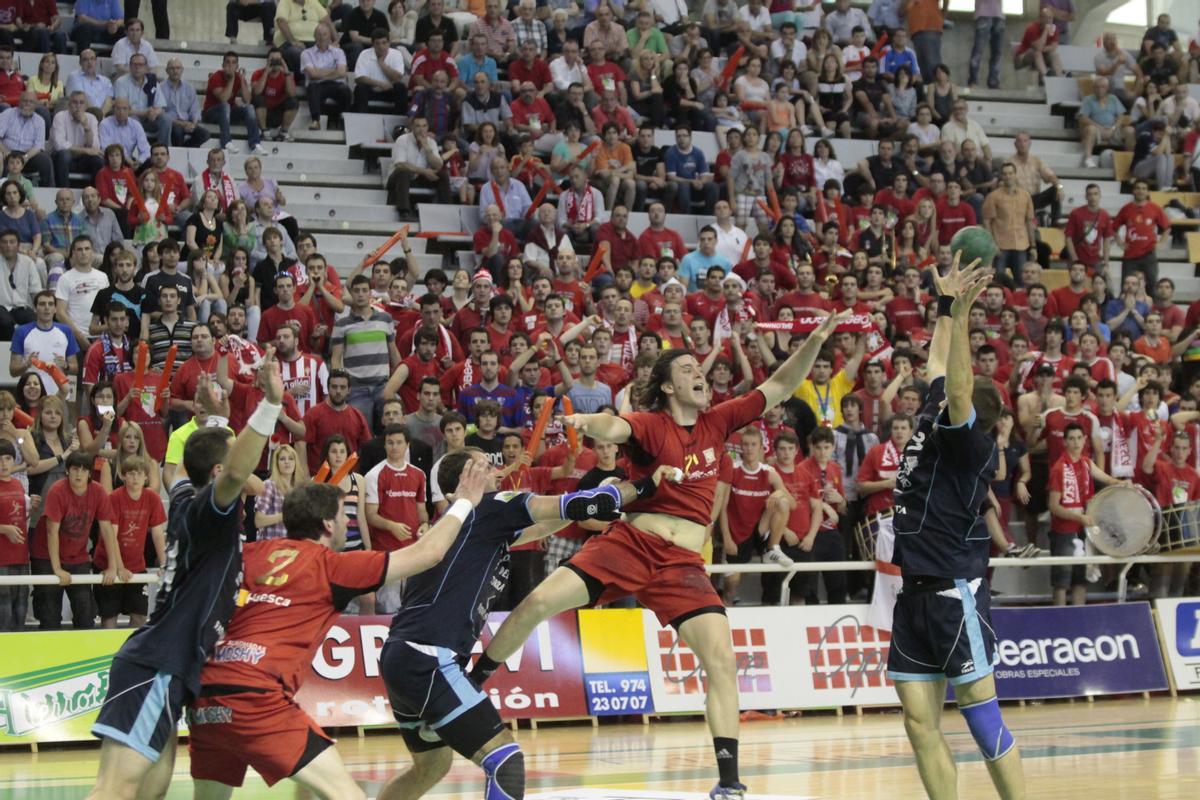 Una acción del duelo entre Huesca y Frigoríficos de las semifinales del playoff de ascenso de la temporada 2010-2011.