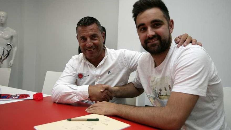 Toño Camba y Brais Calvo, ayer, tras la firma del contrato del nuevo jugador rojillo. // Bernabé/Cristina M. V.