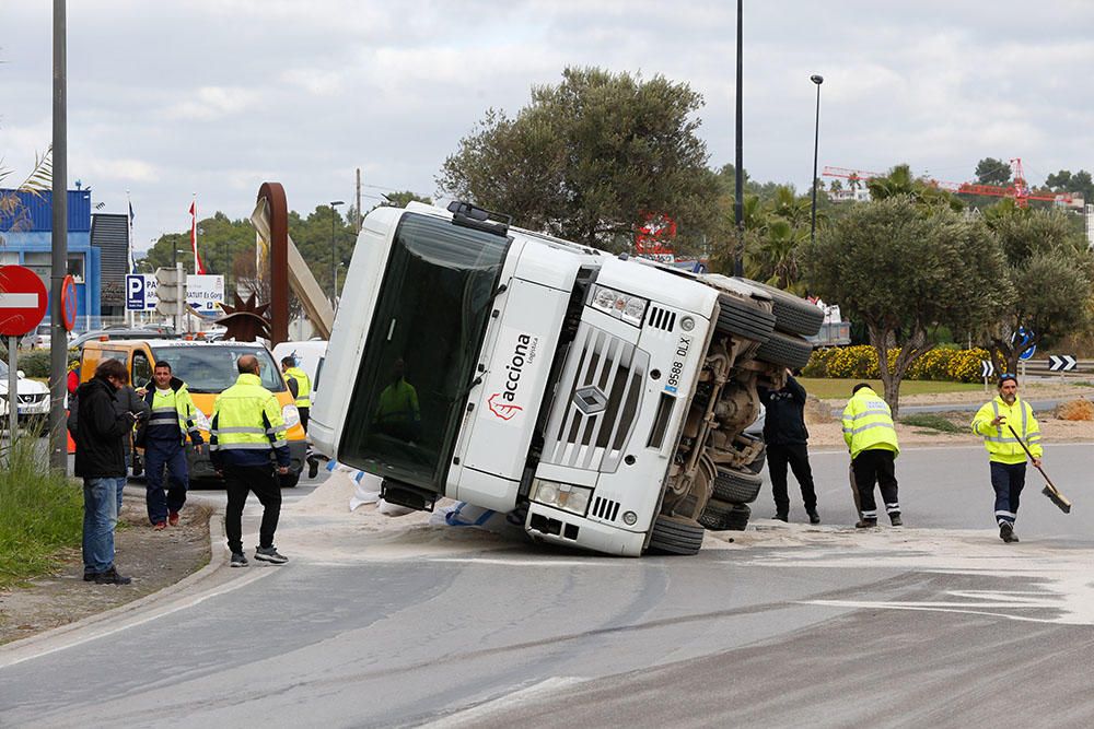 Vuelca un camión cargado de arena en Ibiza