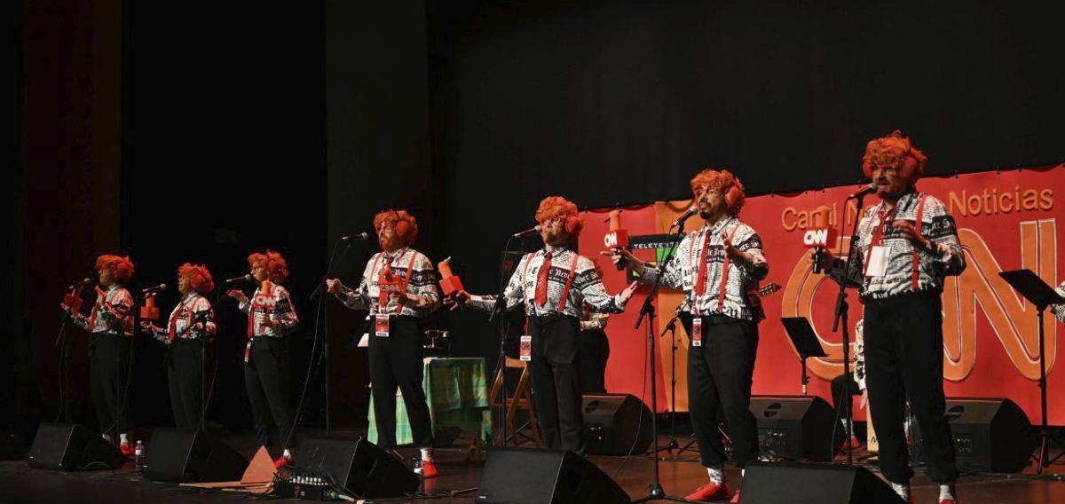 Las murgas llenan de música, humor, disfraces y crítica el Pazo da Cultura | RAFA VÁZQUEZ