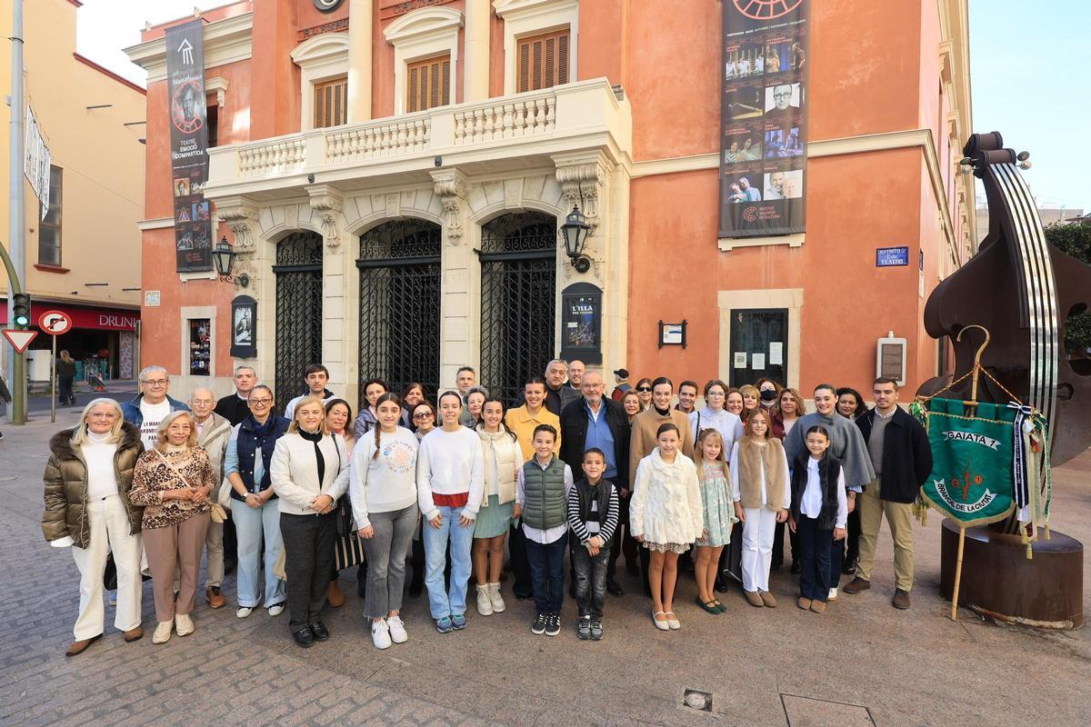La comissió de Brancal de la Ciutat, davant del Teatre Principal.