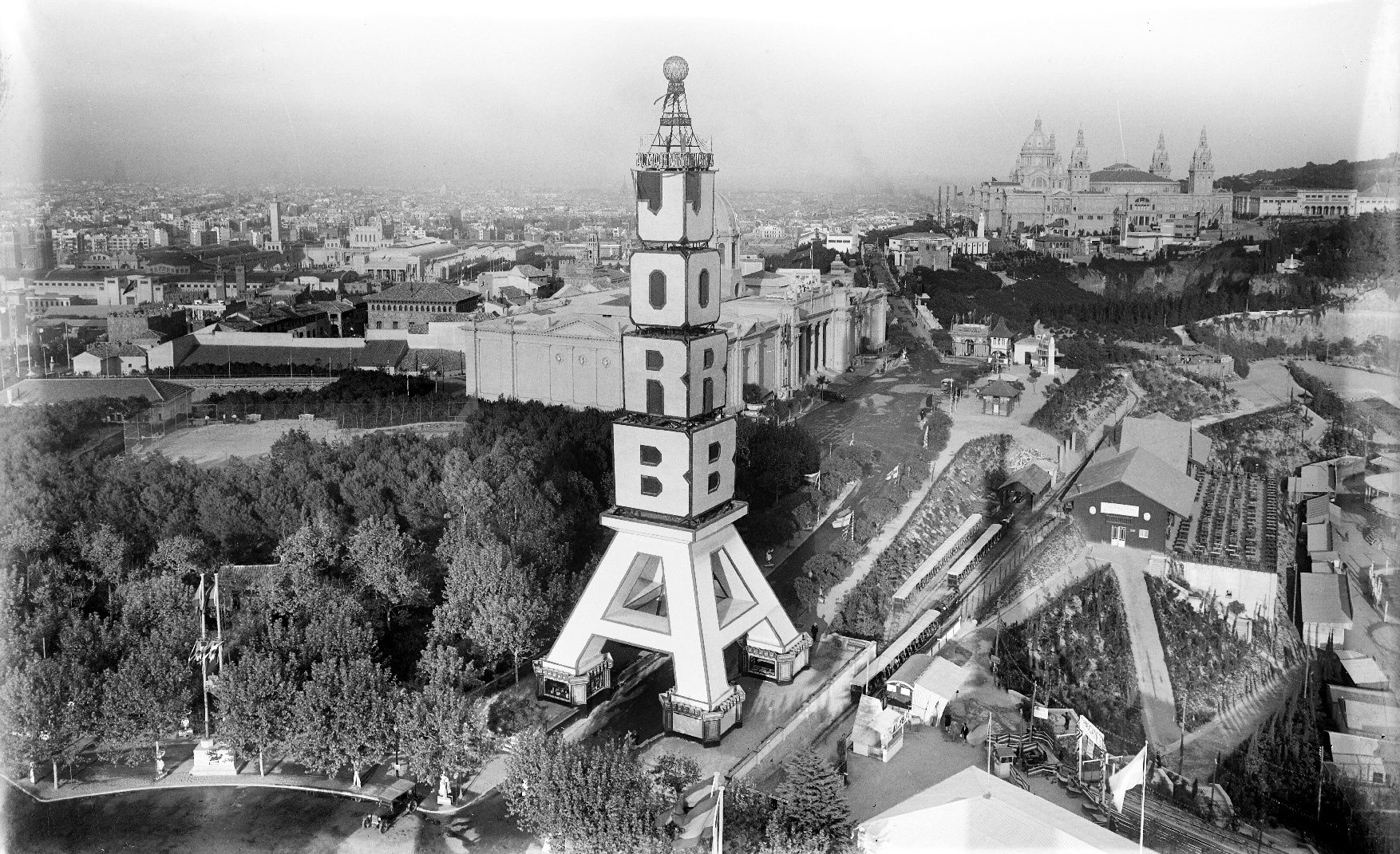 La torre que els Magatzems Jorba van instal·lar a Montjuïc per l&#039;Exposició Internacional del 1929 va ser un símbol de la voluntat de modernitat de la ciutat