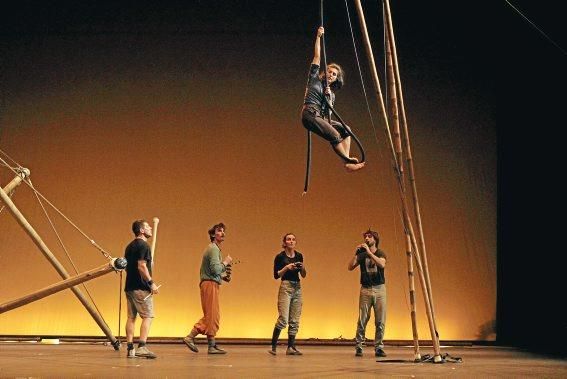 Mit "Vincles" hangelte sich der Circ Bover an Bambusrohren zum Erfolg. Nun hat die Truppe um Tià Jordà erstmals eine Show für die Bühne konzipiert. Und erzählt von einem Inselvolk, das sich von der Außenwelt abschottet.