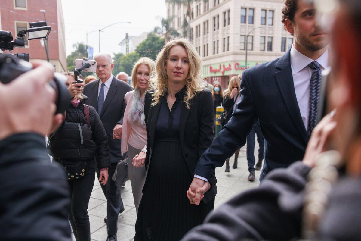 Elizabeth Holmes a la salida del juicio.