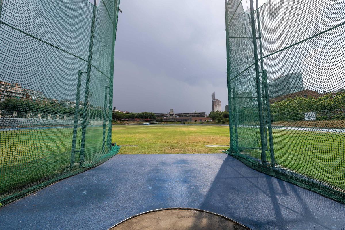 La jaula de las modalidades de lanzamiento, en la pista de Can Dragó, en Barcelona.