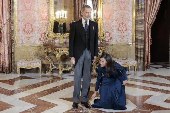 El momento de la caída de la pulsera de la reina Letizia.
