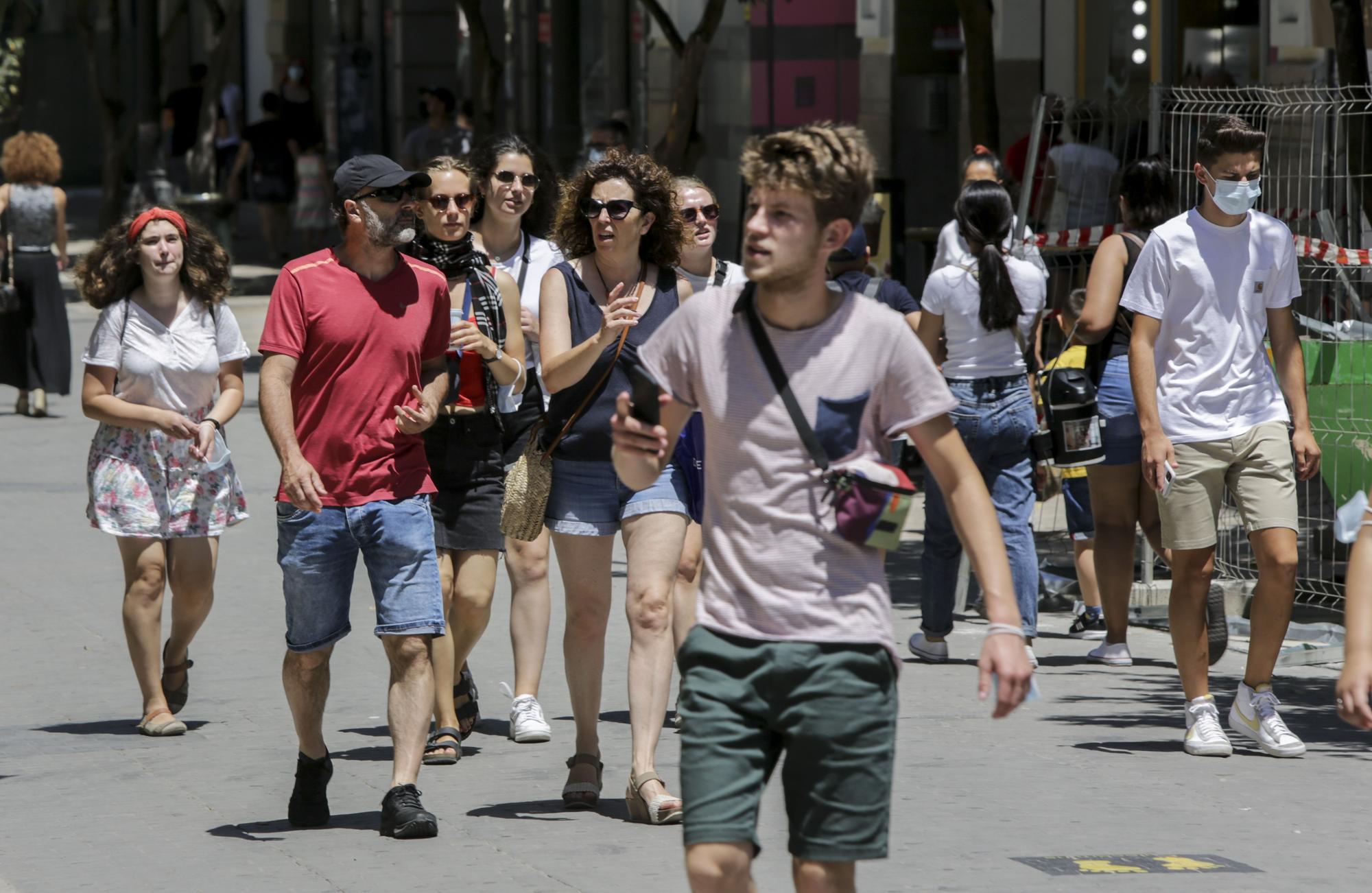 Valencia no se quita la mascarilla en plena calle