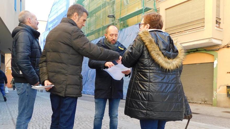 Majó, Calmet i Aloy amb la veïna del carrer del Pou.