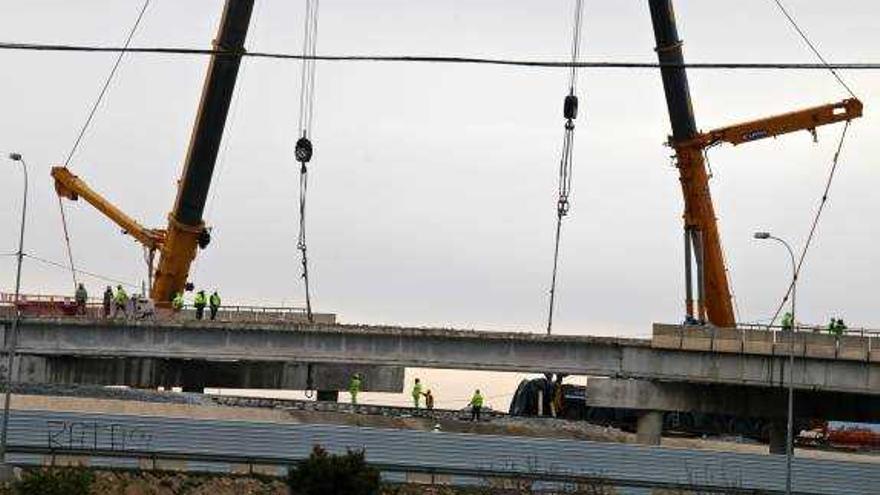 Operarios trabajando en el puente, ayer por la mañana.