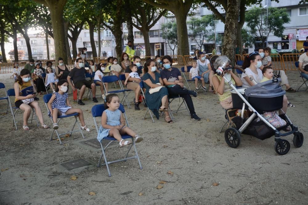 Los niños disfrutran de su espacio de teatro, música y magia en las fiestas de Pontevedra