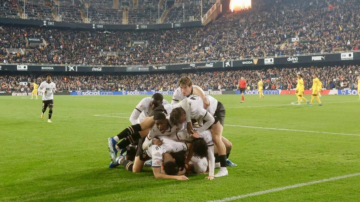 Los jugadores del Valencia CF celebran un gol en el partido contra el FC Barcelona en Mestalla esta temporada