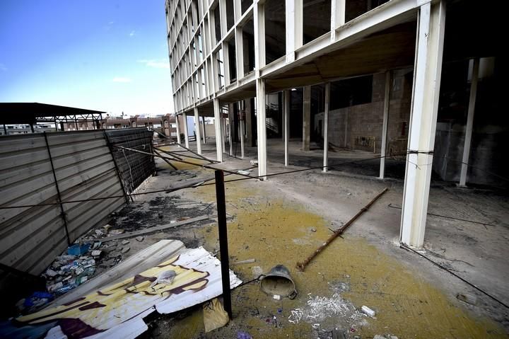 EDIFICIO A MEDIO HACER DEL PALACIO DE ...