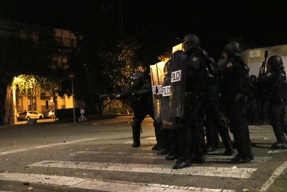 Manifestants violents cremen barricades al centre de Girona