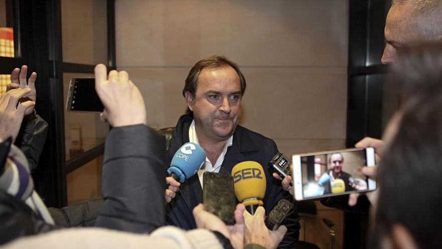 Ramón de Santiago, secretario del Sporting, da explicaciones a los periodistas sobre la destitución de Paco Herrera