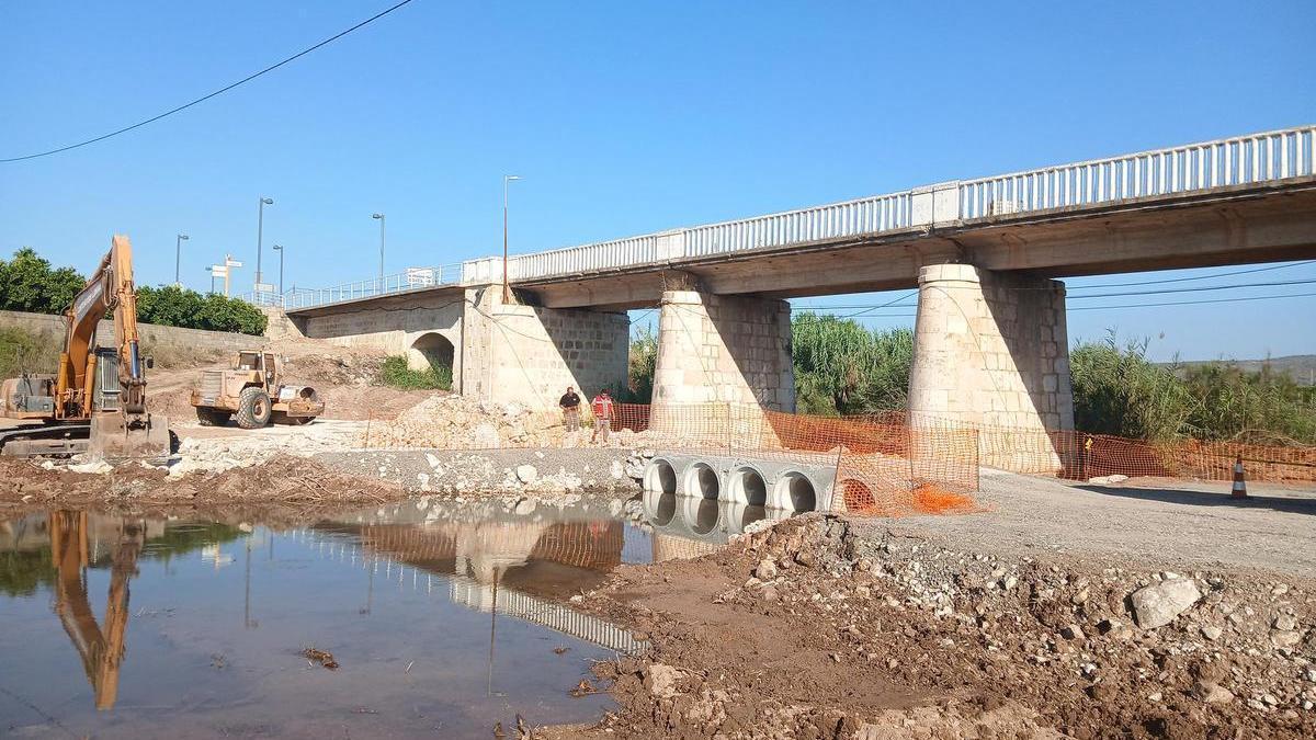 Las obras de ampliación del puente del río Sellent en Càrcer.