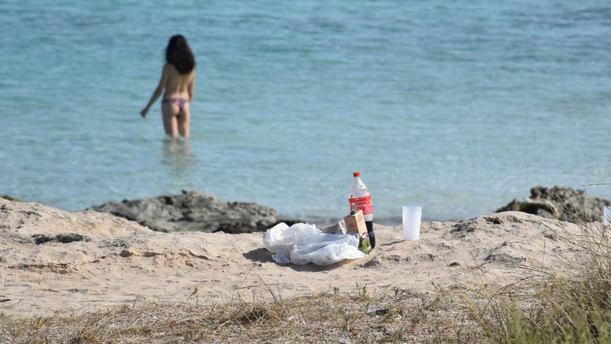 Auch in den Sommerferien gilt: keinen Müll am Strand und in der Natur zurücklassen.  | FOTO: CÉSAR NAVARRO