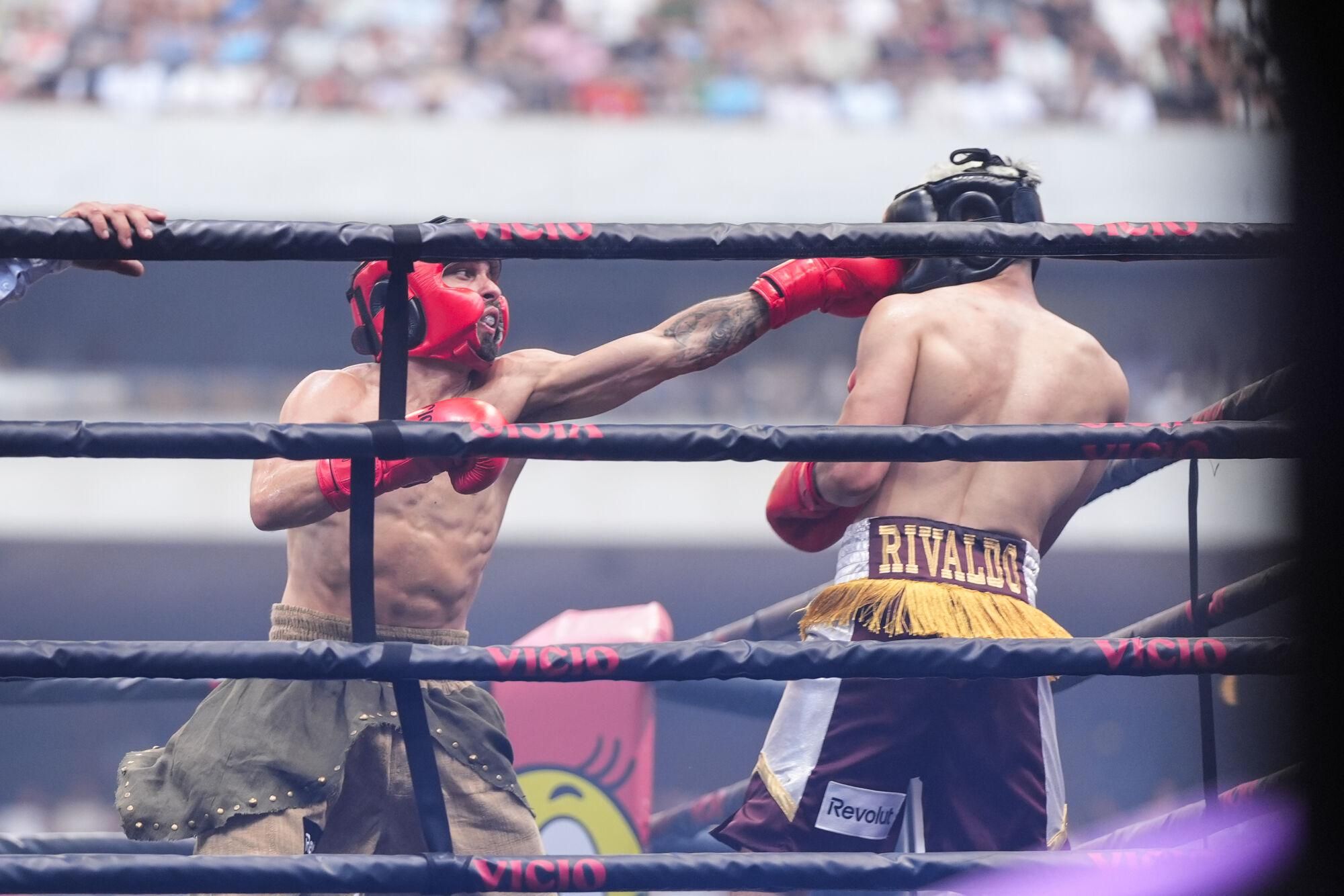 Imágenes del primer combate entre el streamer, Pereira7, y el influencer y creador de contenido, Rivaldios, durante la quinta edición de La Velada del Año en el Estadio de La Cartuja, a 26 de julio de 2025 en Sevilla (Andalucía, España). El creador de contenidos, Ibai Llanos, ha organizado la quinta Velada del Año. El Estadio La Cartuja alberga a unos 75.000 espectadores, una cifra que volverá a ser histórica. El Santiago Bernabéu ya acogió un número similar en la pasada edición de La Velada, unos 80.000 espectadores, convirtiendo el evento en el de mayor aforo de la historia en España para una cita boxística: superó un récord establecido hace casi 100 años en el combate entre Paulino Uzcudun y Primo Carnera en el Estadio Olímpico de Montjuïc en 1930. Con un pico de 3,85 millones de dispositivos conectados, La Velada del Año posee, en su cuarta edición, el récord de la emisión más vista de la historia en cualquier idioma en Twitch, la gran plataforma de streaming. Es, sin duda, el mayor evento jamás concebido en internet, y copa el top 3 de emisiones más vistas en la plataforma. El objetivo, un año más: volver a hacer historia. 26 JULIO 2025 Joaquin Corchero / Europa Press 26/07/2025. PEREIRA7;RIVALDIOS;Joaquin Corchero;category_code_new;