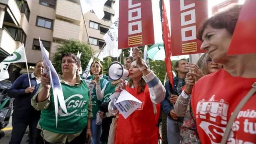 El pacto para subir el plus de insularidad a los funcionarios de Baleares salta por los aires por el rechazo de los &quot;sindicatos corporativos&quot;