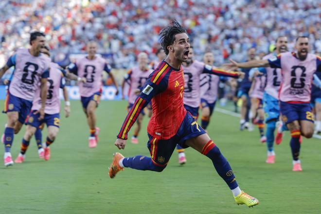 España y el despreciado Ferran limpian la pelota que manchó Argentina