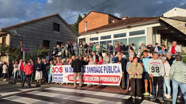 Concentración de este jueves ante el centro de salud.