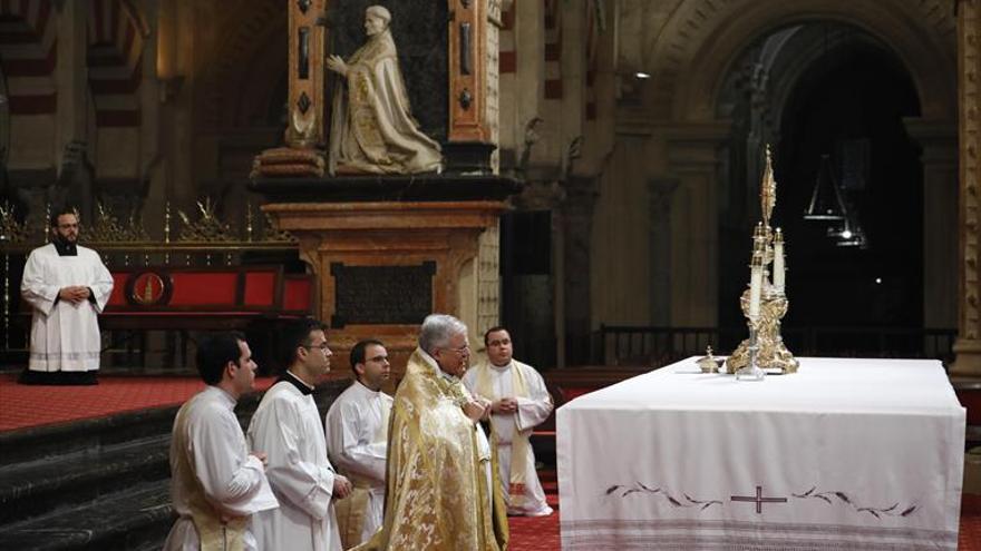 El obispo preside una vigilia de oración por la vida en la Catedral