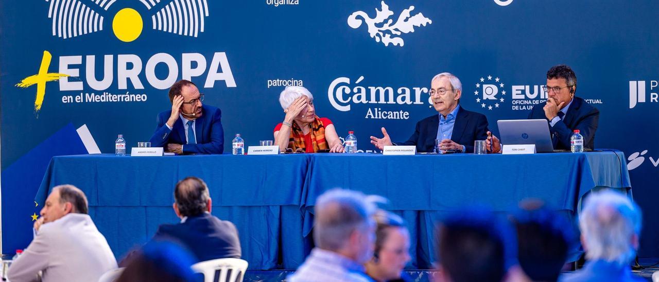 Andrés Perelló, Carmen Herrero, Christopher Pissarides y Toni Cabot, en el Foro + Europa. / DAVID REVENGA