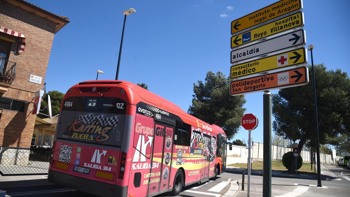 Un bus de la línea 29 a su paso por las calles de San Gregorio, en dirección al hospital Royo Villanova.