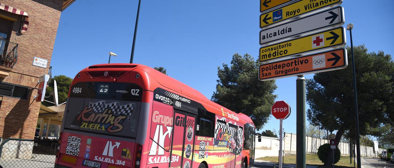 Un bus de la línea 29 a su paso por las calles de San Gregorio, en dirección al hospital Royo Villanova.