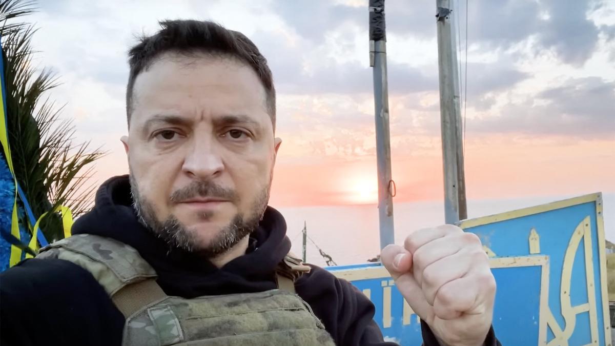 500 días de guerra en Ucrania: Zelenski visita la isla de las Serpientes