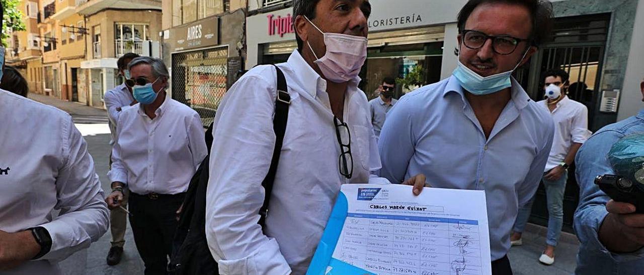 Carlos Mazón junto al senador Pablo Ruz, durante la recogida de avales en la ciudad de Elche.