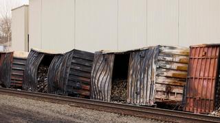 Crece la polémica en EEUU por la respuesta al desastre ambiental provocado por el descarrilamiento de un tren tóxico en Ohio