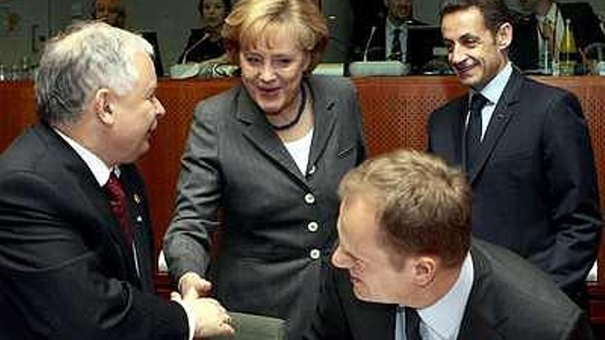 El presidente de Polonia, Lech Kaczynski, junto a la canciller alemana Angela Merkel, el primer ministro polaco Donald Tusk y el presidente francés Nicolas Sarkozy.
