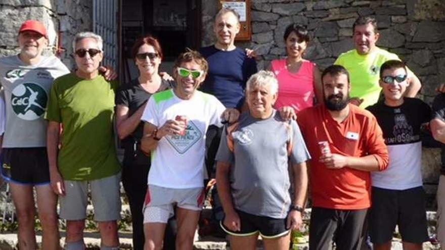 Los montañeros pravianos, en el refugio de Vegarredonda.