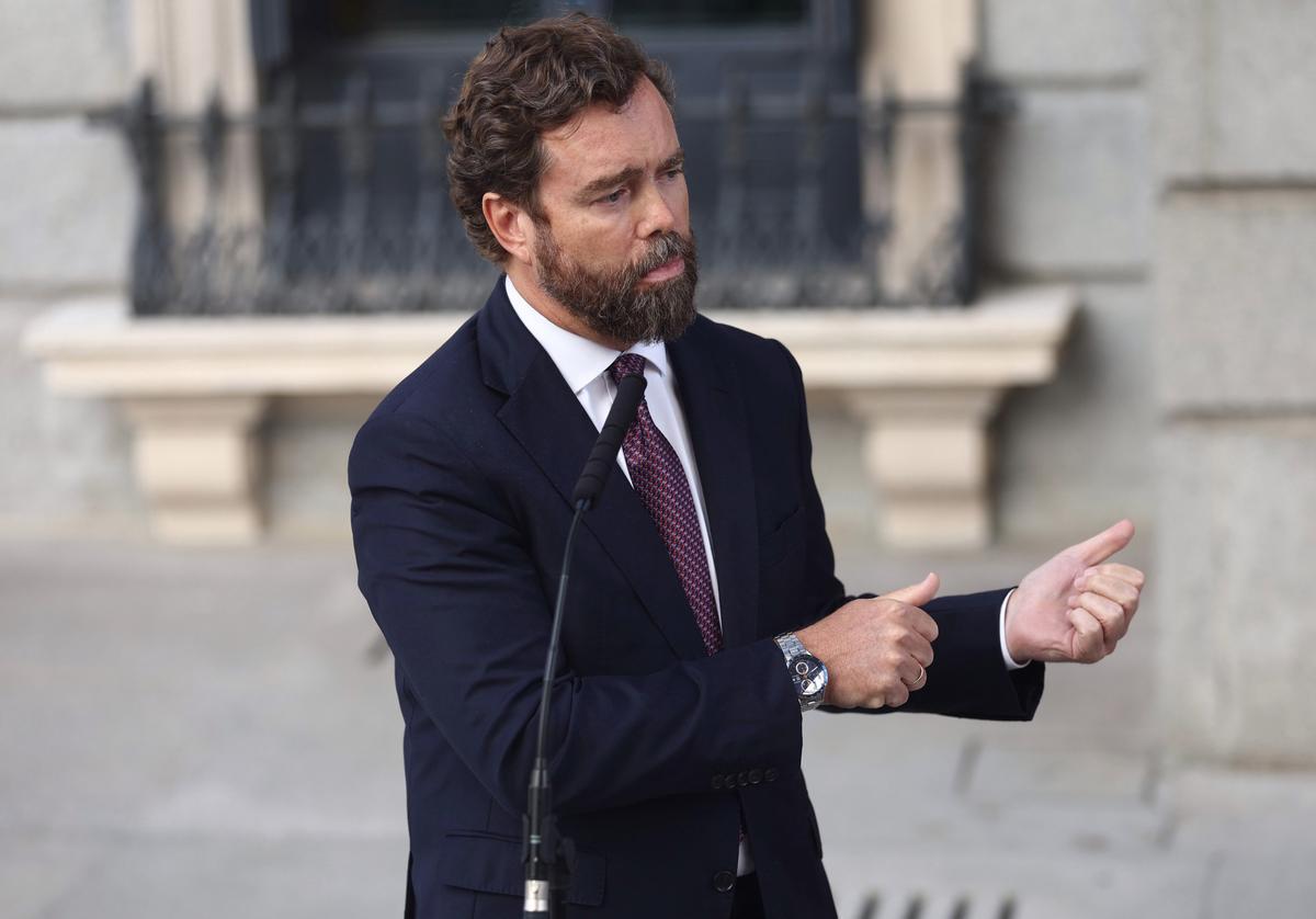 El portavoz parlamentario de Vox en el Congreso, Iván Espinosa de los Monteros, ofrece declaraciones a los medios durante una sesión plenaria, en el Congreso de los Diputados El portavoz parlamentario de Vox en el Congreso, Iván Espinosa de los Monteros, ofrece declaraciones a los medios durante una sesión plenaria, en el Congreso de los Diputados