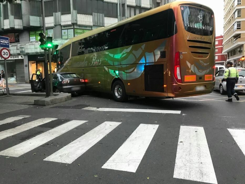 Colisión entre un coche y una guagua en Mesa y López