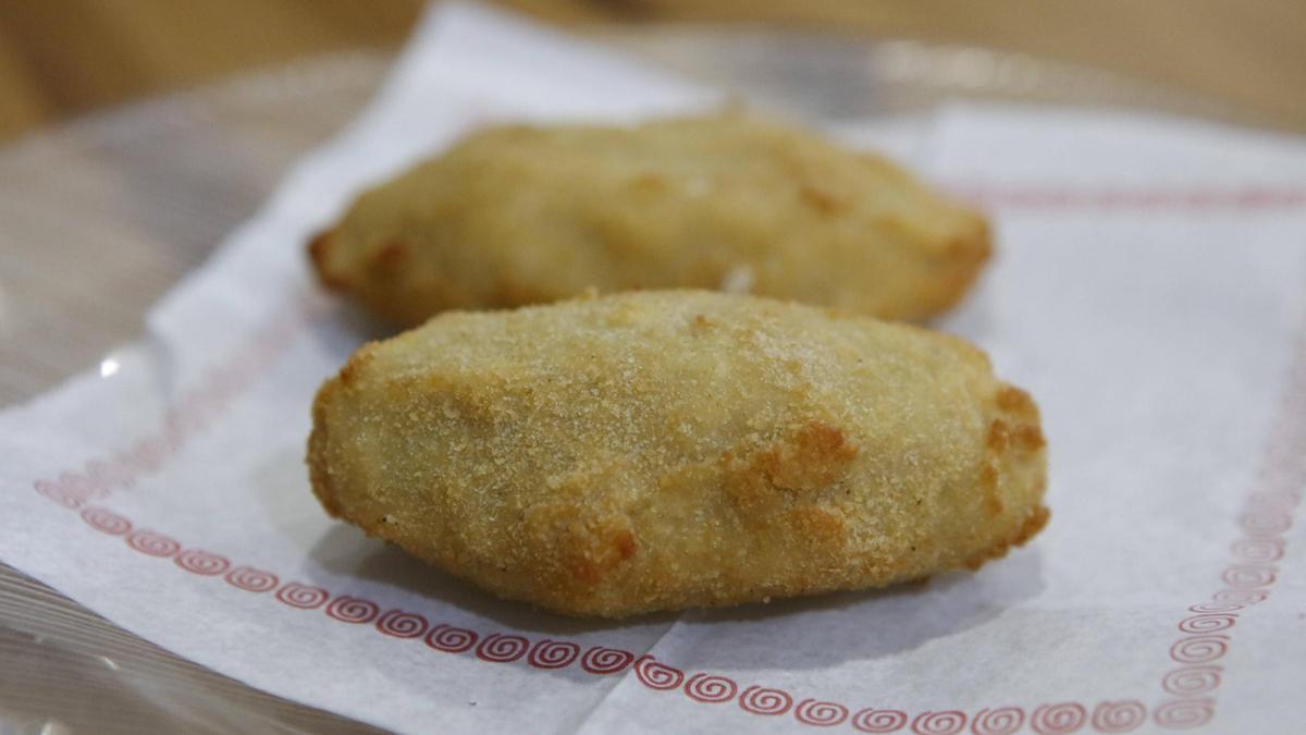 Die Kroketten sind mit Hühnerfrikassee gefüllt.