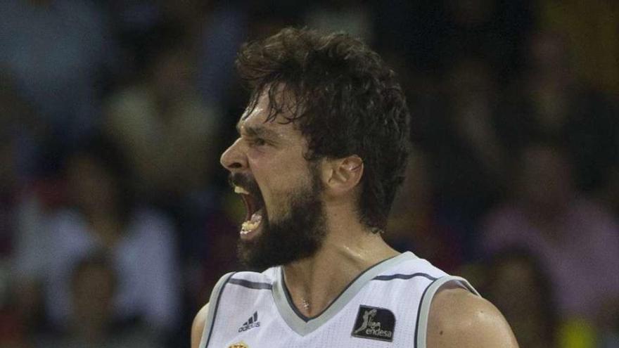 Sergio Llull, tras anotar una canasta. // Quique García