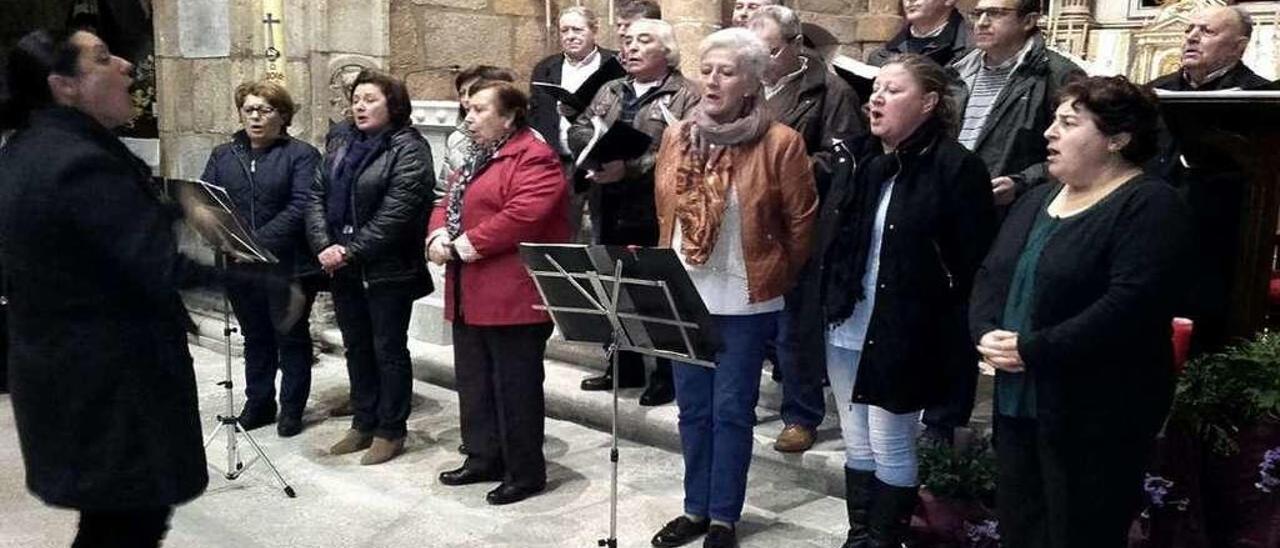 La coral polifónica de Caleiro se está volcando con el desarrollo de la exposición. // Noé Parga