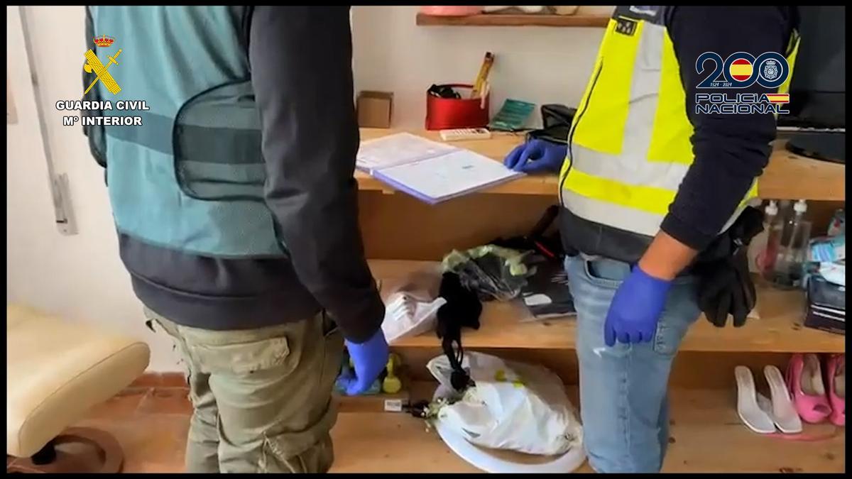 Los agentes requisaron libretas de contabilidad en las que se apuntaban las ganancias y las onerosas deudas de las víctimas