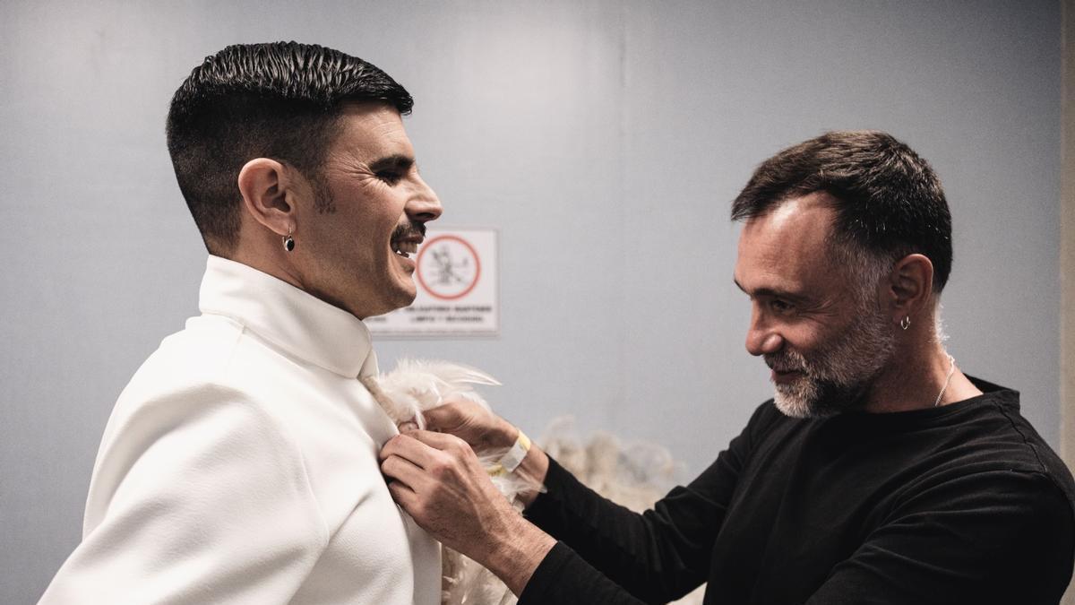 EN IMÁGENES: El making-off del vestuario de la nueva gira de Rodrigo Cuevas