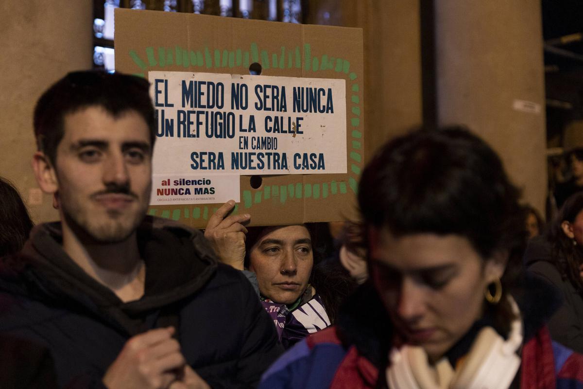 Manifestación frente al Consulado de Argentina en Barcelona contra Milei por dichos anti LGTB+ en Davos