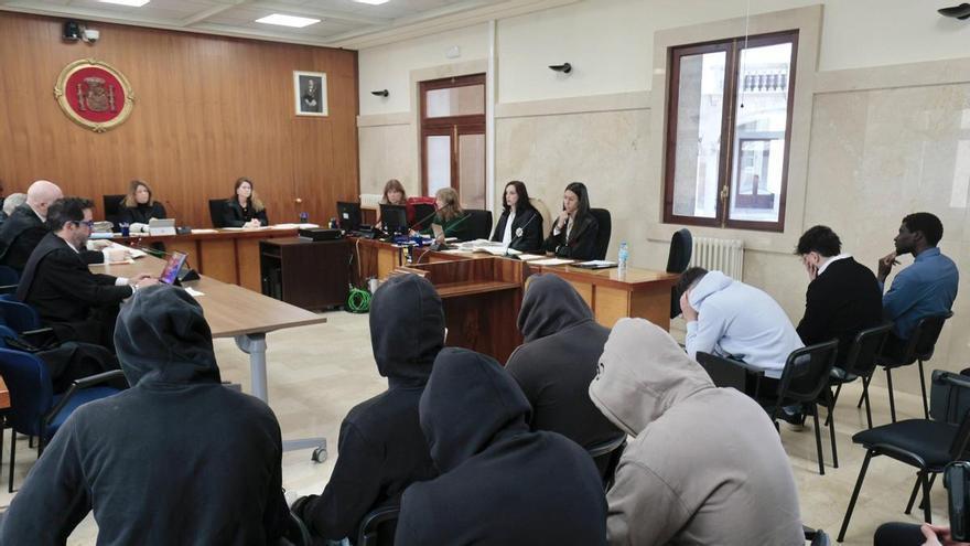 Condenados a 73 años los ocho miembros de la ‘manada francesa’ por violar a una joven británica en Mallorca y difundir los vídeos