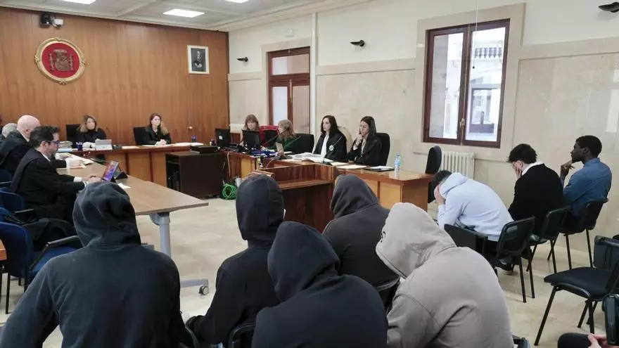 Penas de hasta 13 años por una violación en grupo en Magaluf que grabaron y difundieron