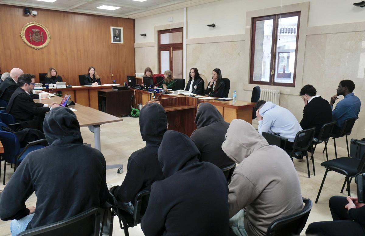 Los ocho acusados de la violación grupal a una chica en Magaluf