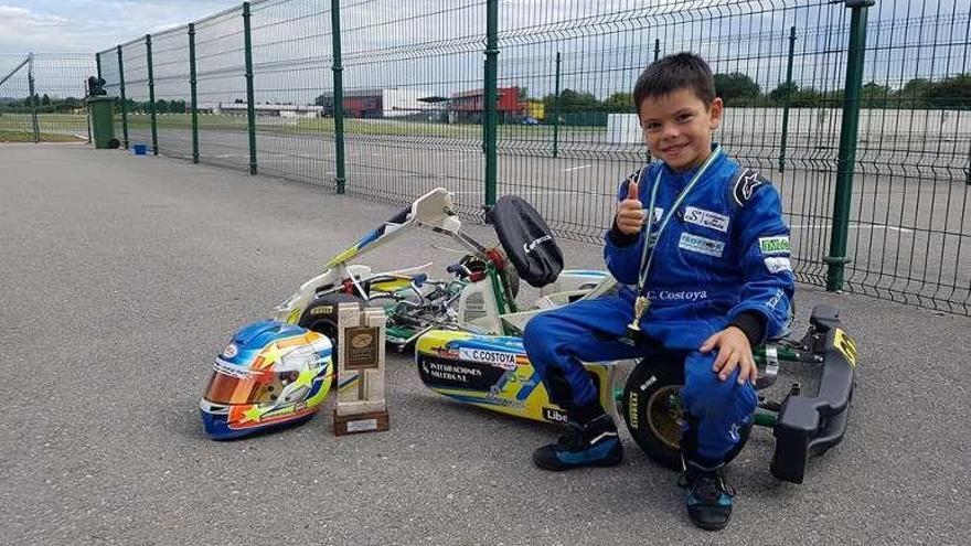 El piloto silledense Christian Costoya posa con el trofeo asturiano.