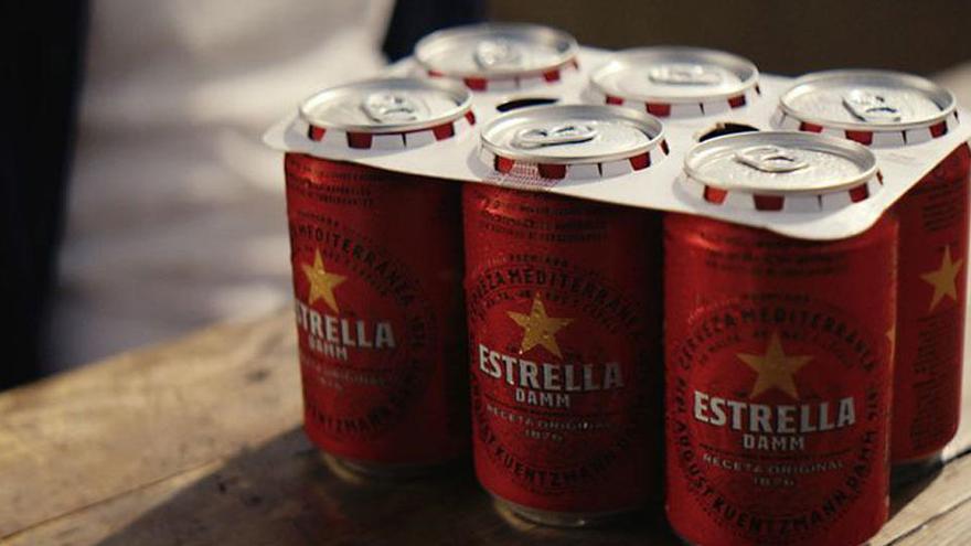 Estrella Damm deixa de produïr anelles de plàstic pels seus productes.