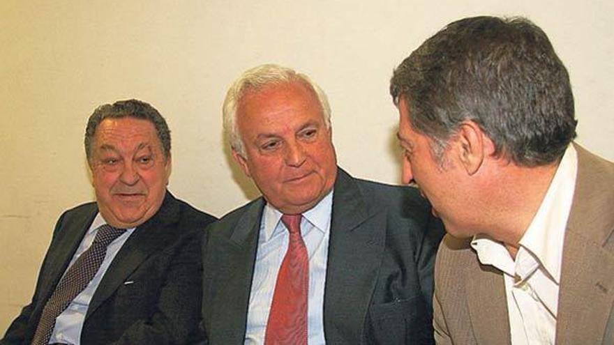 Emilio Atrio, José Luis Baltar y Francisco González, a la puerta del Juzgado de Instrucción 1. // I. Osorio