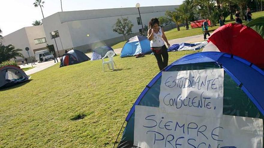 La acampada anti-Bolonia vuelve al Campus